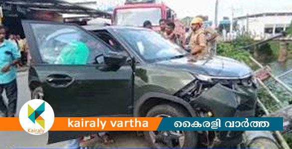 പാലാ റിവർ വ്യൂ റോഡിൽ നിയന്ത്രണം വിട്ട കാർ മീനച്ചിലാറിന്റെ കൈവരിയിലേക്ക് ഇടിച്ചു കയറി
