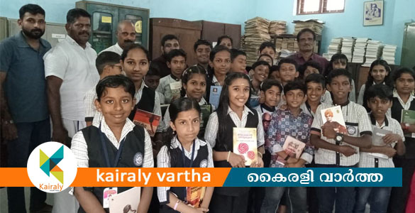 'അക്ഷരം അറിവാണ്' സന്ദേശവുമായി വിദ്യാർഥികൾ; ഗ്രന്ഥശാലയ്ക്ക് പുസ്തകങ്ങൾ കൈമാറി