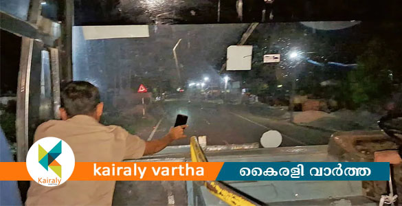 മൊബൈൽ ഫോൺ വെളിച്ചത്തിൽ ബസ് ഓടിച്ചു: കർണാടകയിൽ ഡ്രൈവർക്കും മെക്കാനിക്കിനും സസ്പെൻഷൻ