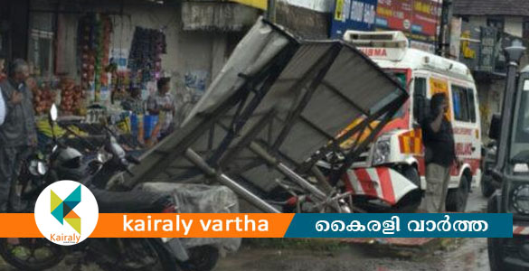 മണിമലയിൽ രോഗിയുമായി പോയ ആംബുലന്&zwj;സ് വെയിറ്റിംഗ് ഷെഡിലേക്ക് ഇടിച്ചുകയറി