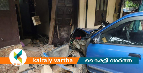 പുതുപ്പള്ളിയിൽ നിയന്ത്രണം വിട്ട കാർ വീട്ടിലേക്ക് ഇടിച്ചു കയറി അപകടം