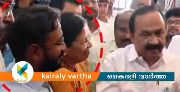 പ്ലീഡർ നിയമന വിവാദം; അലോഷ്യസ് സേവ്യറിനെ കണ്ടഭാവം നടിക്കാതെ മുഖ്യമന്ത്രി