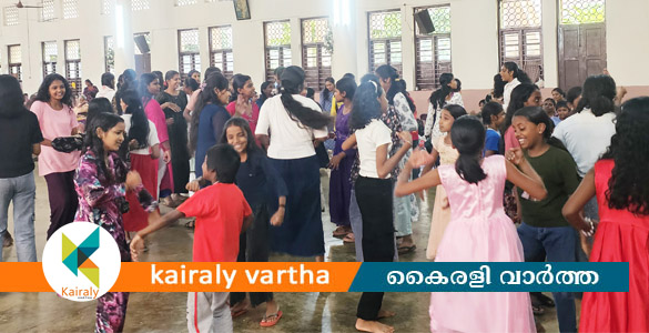 ക്യാമ്പിൽ സന്തോഷത്തിന്&zwj;റെ ഒരുപകൽ; പാട്ടും ഡാൻസുമായി കുട്ടികൾ