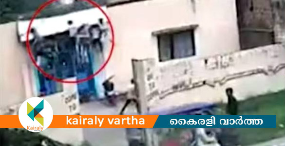 യുപിയിൽ സ്കൂളിൻ്റെ പ്രവേശന കവാടത്തിലെ കോൺക്രീറ്റ് മേലാപ്പ് തകർന്ന് വീണ് ഒരു കുട്ടിക്ക് ദാരുണാന്ത്യം