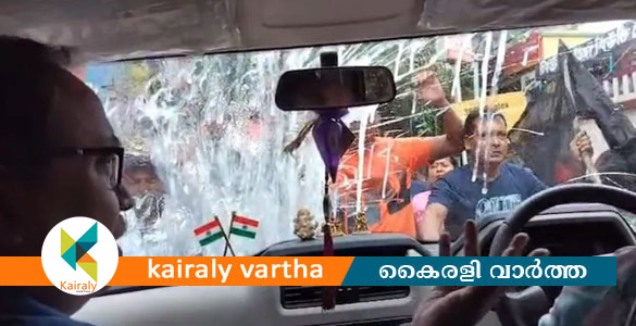 തൃണമൂല്&zwj; കോണ്&zwj;ഗ്രസ് എംഎല്&zwj;എയുടെ കാറിന് നേരെ കല്ലേറും മുട്ടയേറും