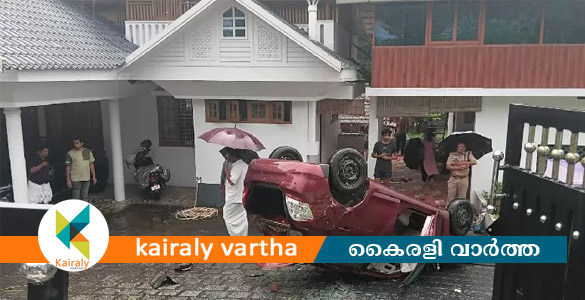 പാലാ- തൊടുപുഴ റോഡിൽ നിയന്ത്രണം വിട്ട കാർ വീടിന്റെ മതിൽ തകർത്ത് മുറ്റത്തേക്ക് മറിഞ്ഞു