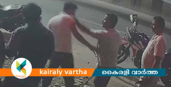 കൊല്ലത്ത് രാത്രി ചായ കുടിക്കാനെത്തിയ അഭിഭാഷകനും സുഹൃത്തിനും പൊലീസിന്റെ മർദനം