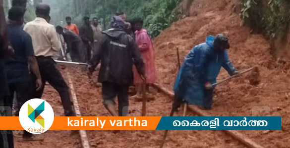 പാറശ്ശാലയില്&zwj; റെയില്&zwj;വേ ട്രാക്കിലേക്ക് മണ്ണ് ഇടിഞ്ഞു വീണു